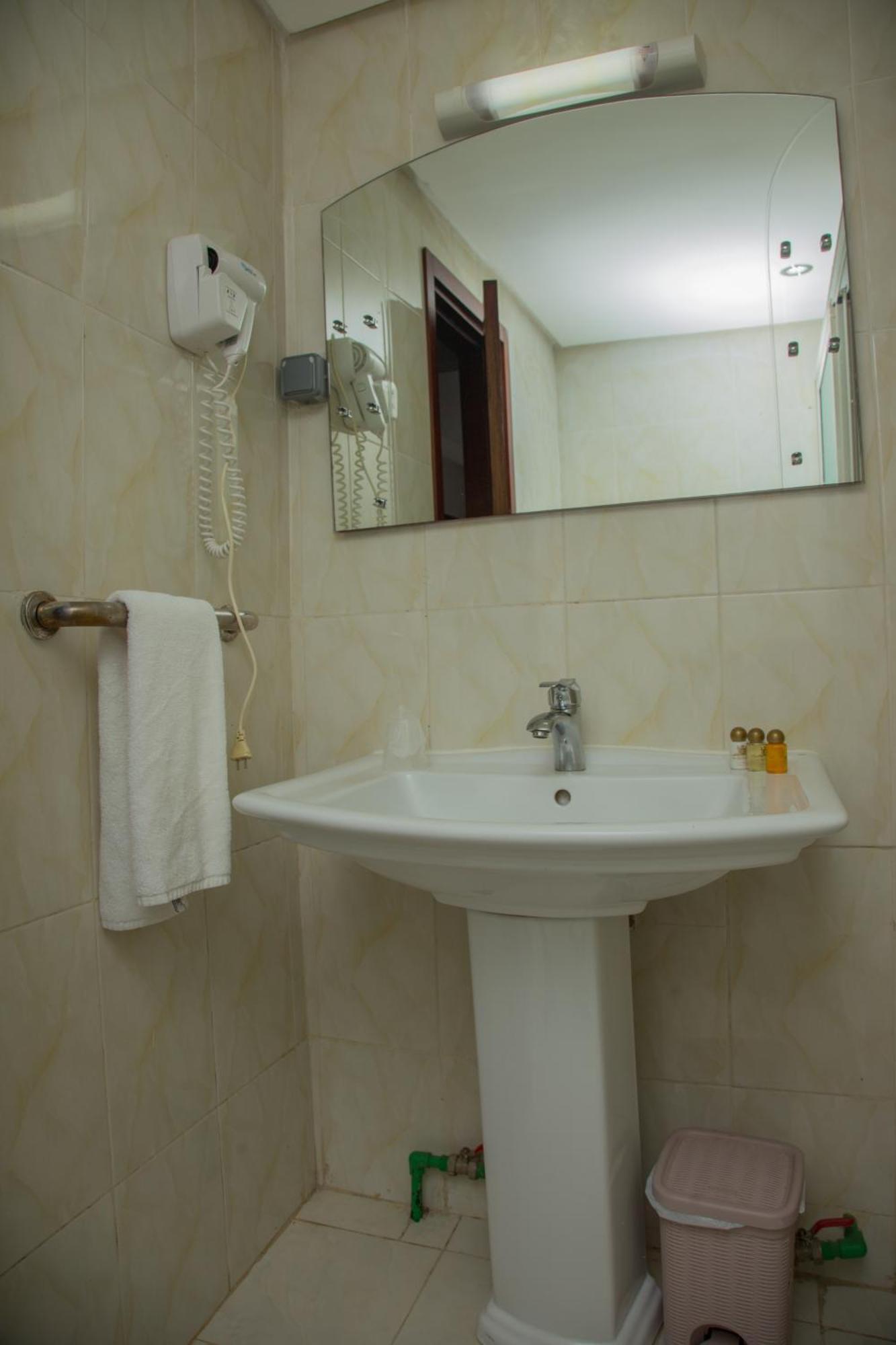 Hotel La Rose Blanche Abidjan Exterior photo