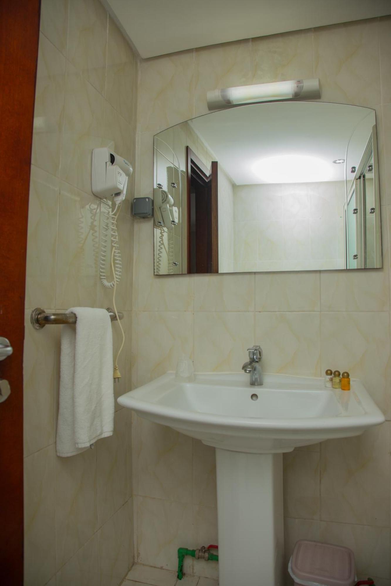 Hotel La Rose Blanche Abidjan Exterior photo